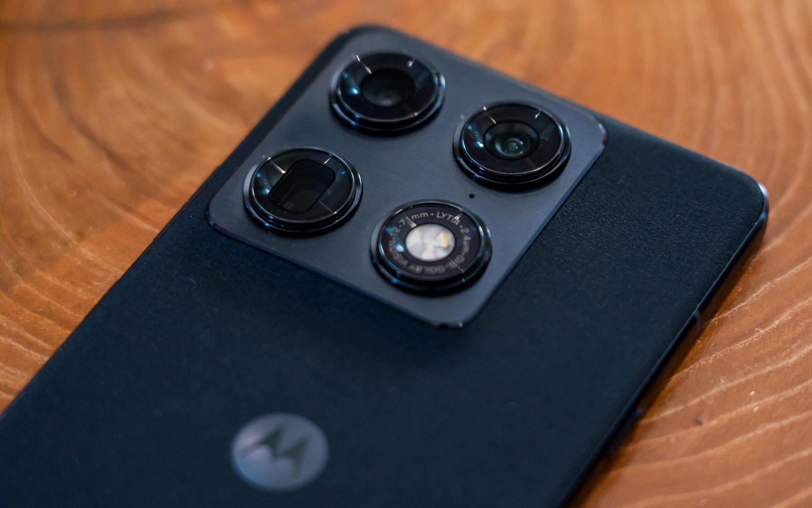 モトローラ初の「横折り版razr」の実機を試す。FIFAコラボやカメラ重視