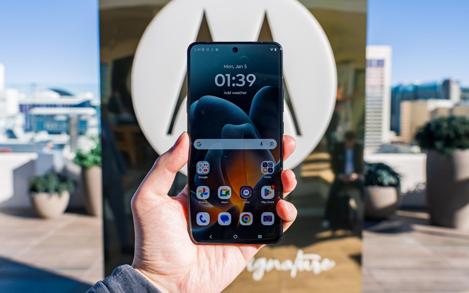 モトローラ初の「横折り版razr」の実機を試す。FIFAコラボやカメラ重視