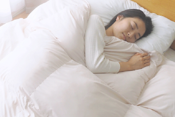 暖気は「縫い目」から逃げていた。毛布なしでも一晩中暖かい、羽毛を超える保温力の掛け布団