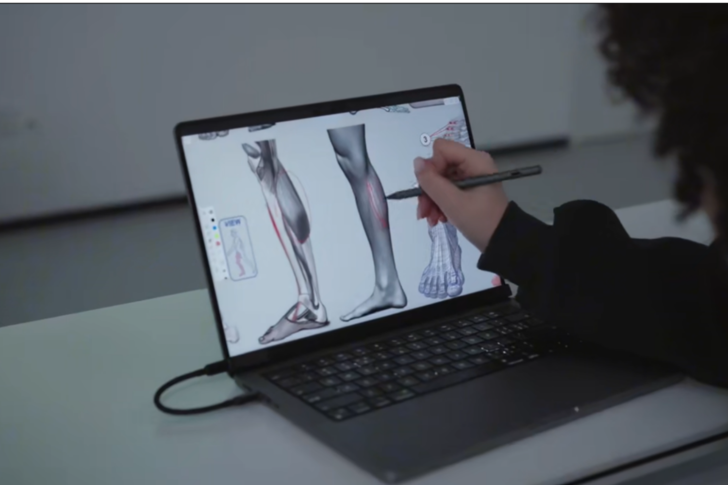 MacBookが待望のタッチ対応に？ CES 2026で話題の「Magic Screen」の