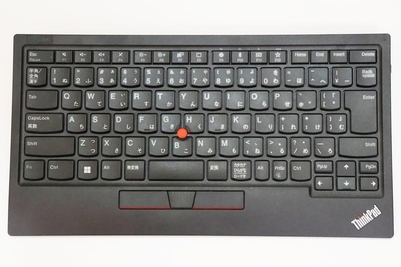 「ThinkPad トラックポイント キーボード II」サイズ：約 幅305.5&times;奥行164&times;高さ13.7mm、重量は約516g。一般的なキーボードに近いサイズ感。ThinkPadらしくトラックポイントも搭載。