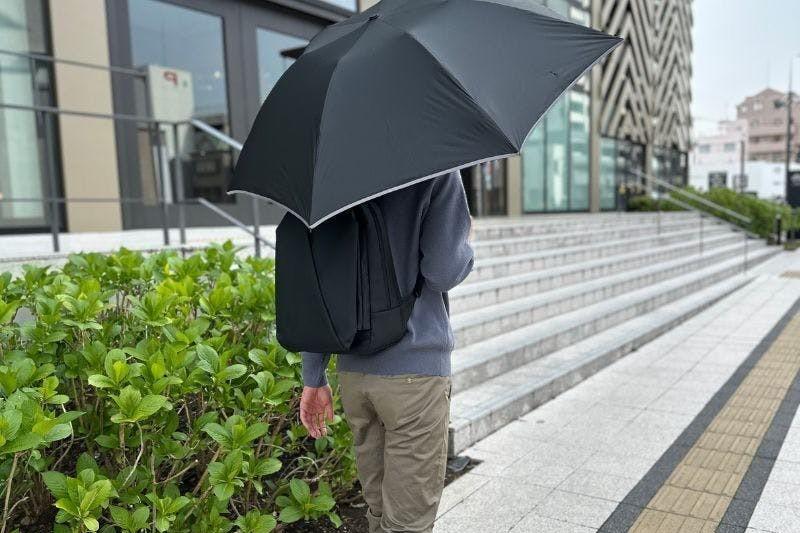軽い傘はすぐ壊れる」はもう古い？ 釣り竿の素材でビル風にも耐える