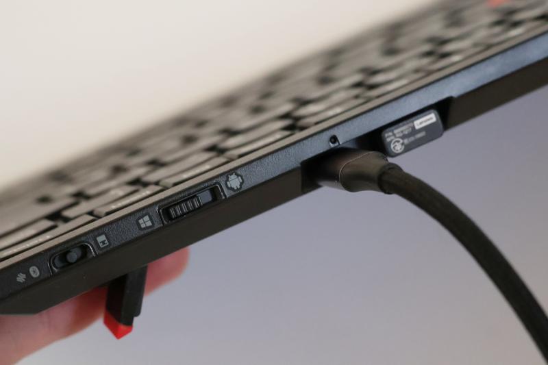 充電コードを差している様子