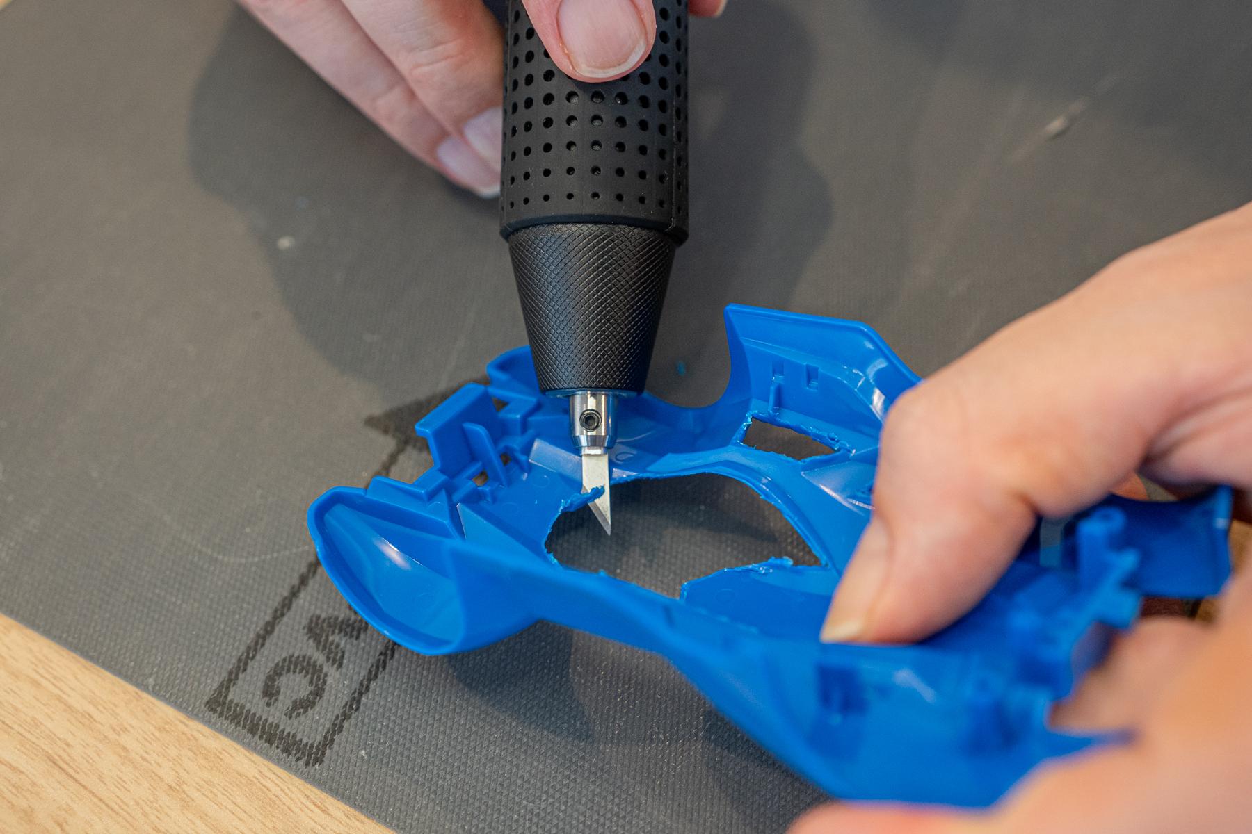 超音波カッターほぼ新品プラモデルや、から割その他プラスチックなと切断 ギコギコしなくていい切れ味。超音波カッターを使ったら、手放せ