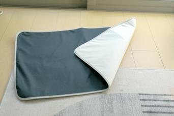 コップ一杯の水をこぼしても床は無事。シリカゲルバスマットでお風呂上がりが快適でした