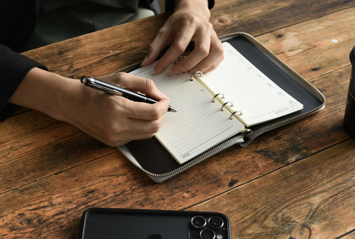 完全フラットで書きやすさ抜群。手書き派にオススメなレザーZIP手帳
