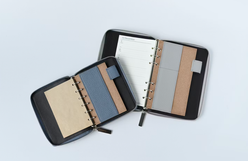 完全フラットで書きやすさ抜群。手書き派にオススメなレザーZIP手帳