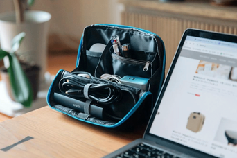 もはや「持ち運ぶデスク」。Anker&times;コクヨの自立ポーチ、整理のしやすさが別格でした