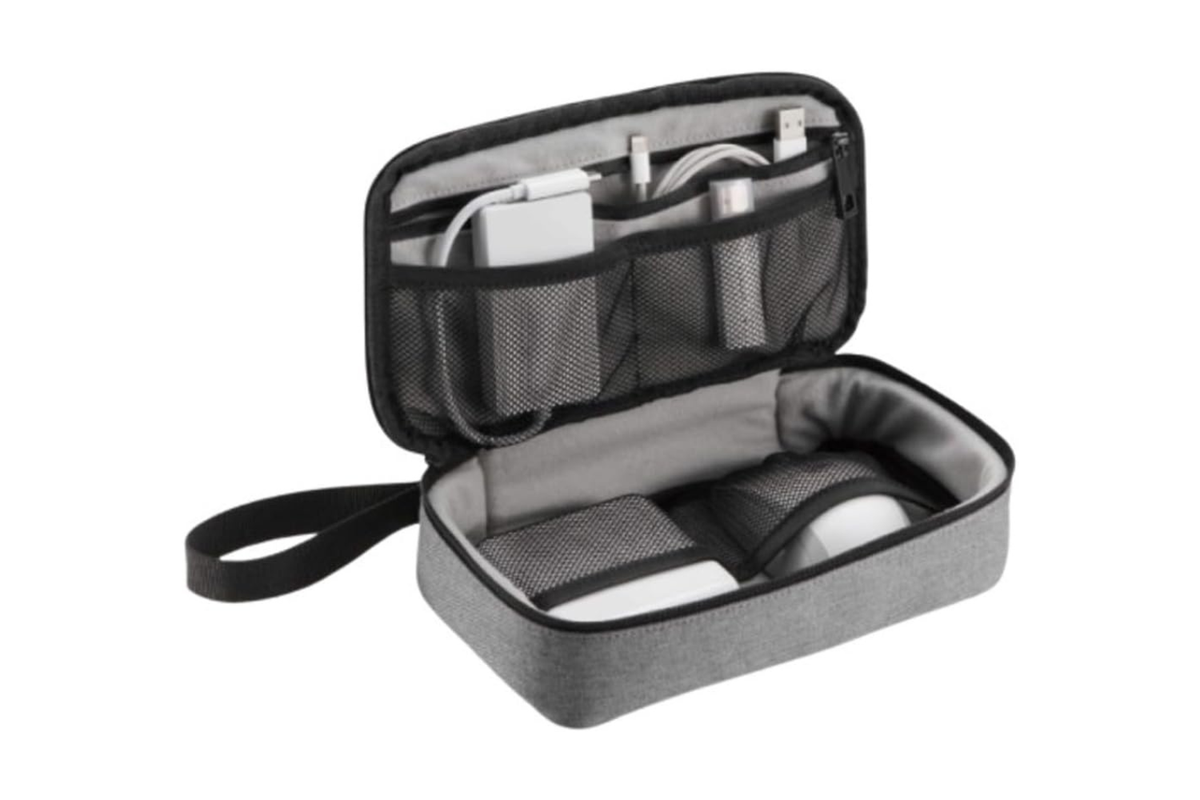 散らかるケーブルを一発収容。軽く持ち出せる旅ポーチが1,000円台