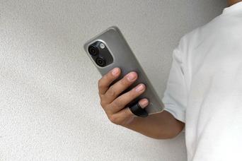 スマホを握らず支える「新発想スマホリング」。落下の心配も首・肩の痛みからもサヨナラできます