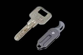 カーブ刃が切れ味のヒミツ。指先サイズのチタンナイフがちょっと切りたいをスパッと解決