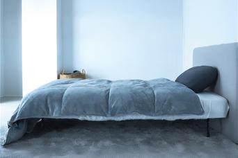 毛布が無くてもしっかり暖かい。宇宙服用の断熱材が真冬のベッドを薄く軽くしてくれる