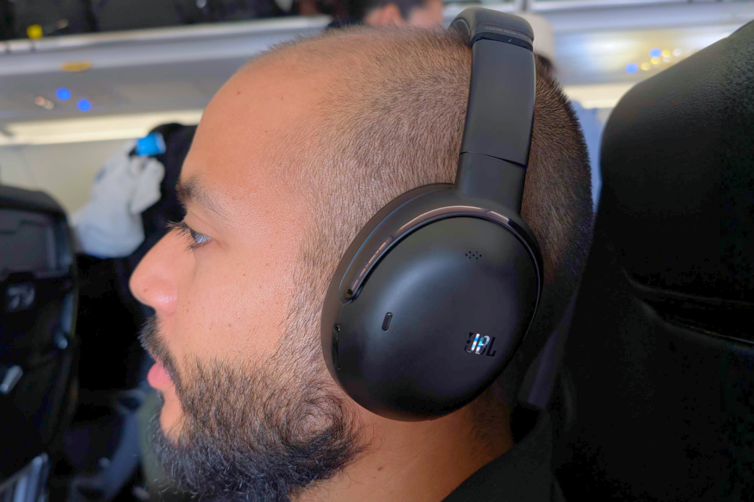 機内エンタメが劇的に変わる…JBL「Tour One M3 Smart Tx」は出張族の