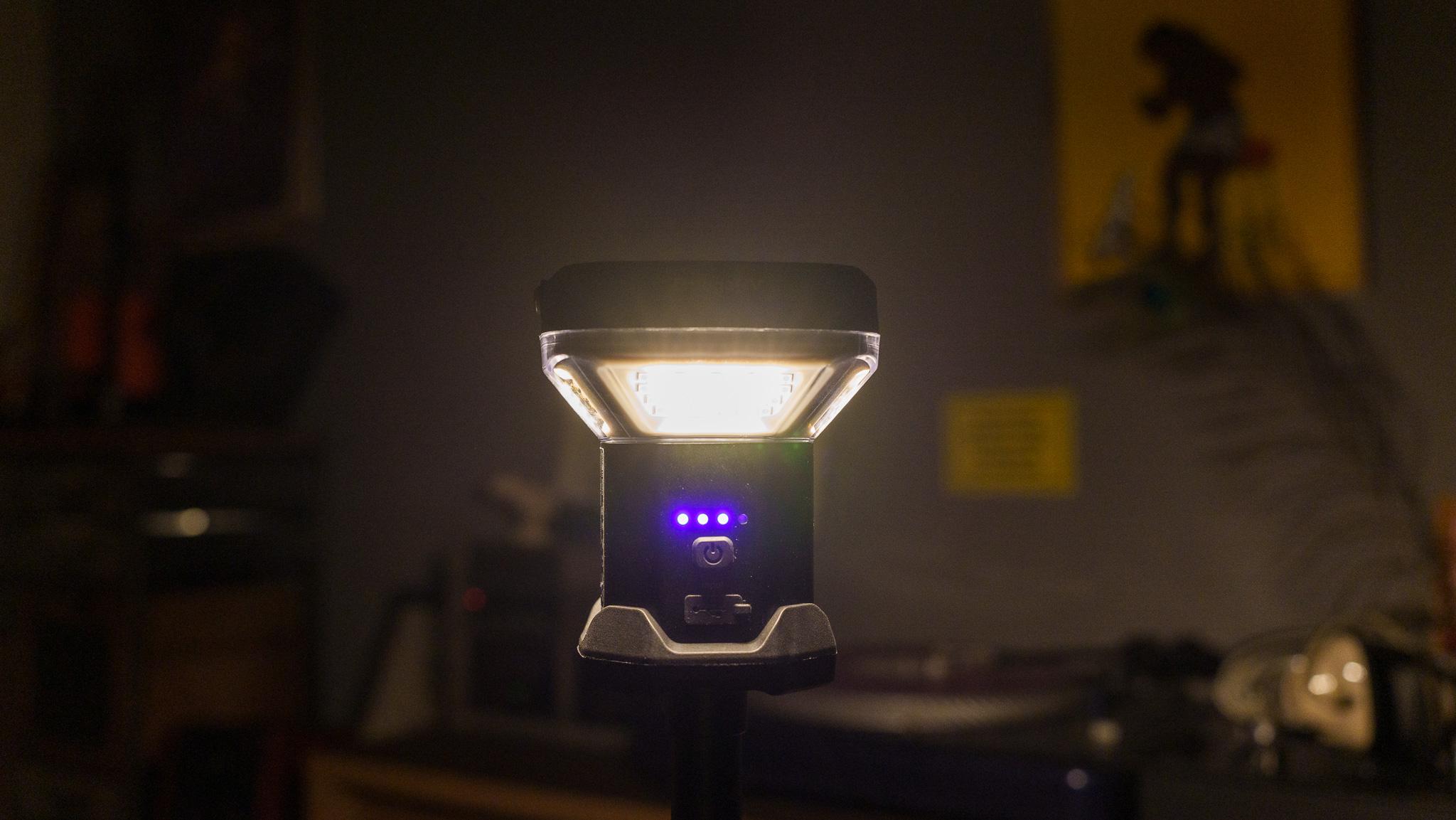 キャンプ用ライトは1つで十分です。テーブルとフィールドを2WAYで制