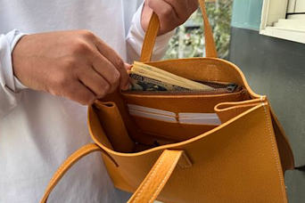 「ちょいもち」に最適な計算されたサイズ。きちんと感がありながら、財布内蔵の便利な本革トート