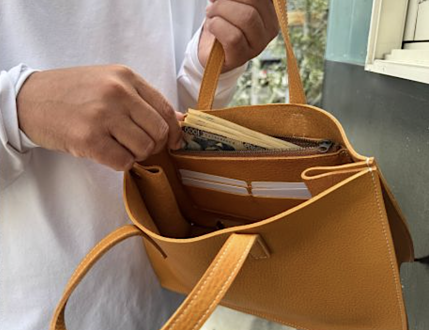 ちょいもち」に最適な計算されたサイズ。きちんと感がありながら、財布