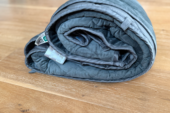 布団の常識を覆す。「朝までぐっすり眠れた」感を味わえるヒミツは、なんと最大8kgの重さにあり