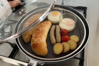 時短ならせいろより「蒸しザル」が正解かも。下村企販のコレで朝食も「ほったらかし10分」で完成
