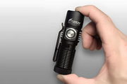 この小ささで350m先まで明るく照らす威力に脱帽。固定クリップやストロボモードも搭載のLEDライト