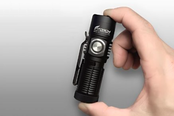 この小ささで350m先まで明るく照らす威力に脱帽。固定クリップやストロボモードも搭載のLEDライト