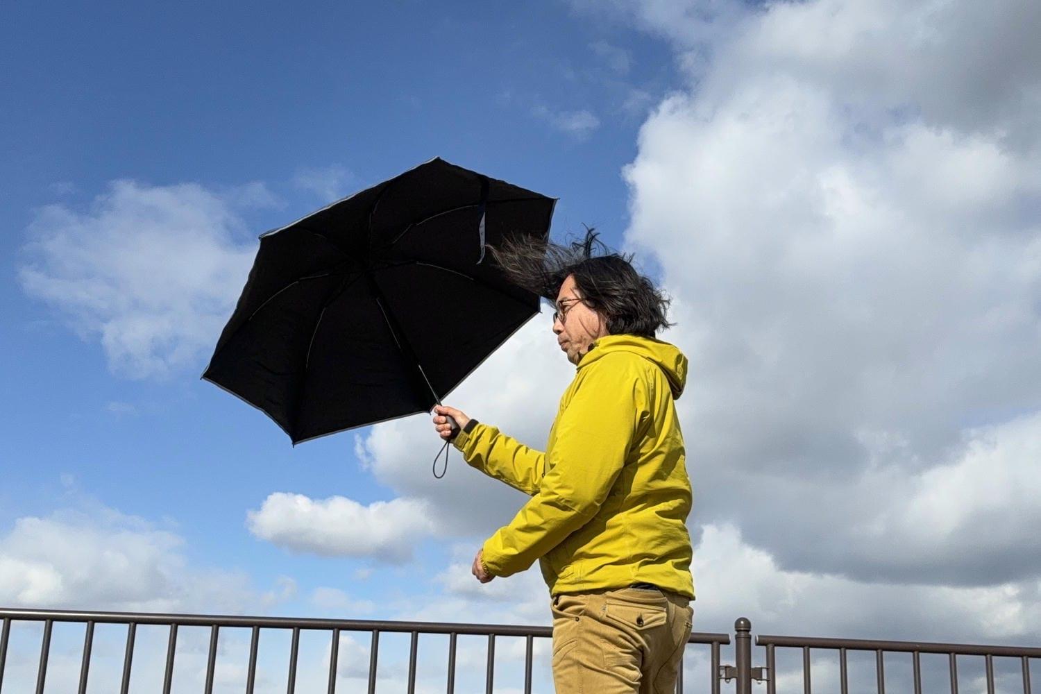 カバンを濡らさないのは当たり前。小指一本で安定する「持ち手の形」が