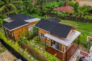 バリ島で出会ったカップル、約470万円で田んぼの中に2棟の「狭小住宅」を建てる。ミニマル生活の秘訣と効果