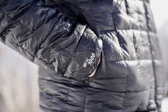 「文庫本より軽い」のに超暖かい。モンベルの即完売ダウン、もうこれ以外着れません