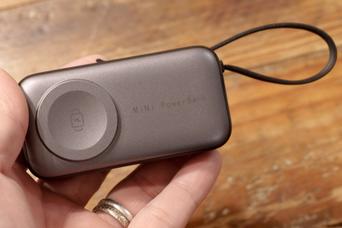 カバンの中もスッキリ。ケーブル不要の直挿しバッテリーを試してみた