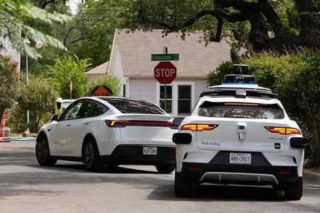 ロボタクシー2社と有人配車2社を比較した世界初の調査。テスラの料金戦略、ウェイモの実力を垣間見た