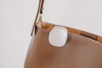 暗くなるのが早いから。バッグに挟むだけ「LEDクリップライト」で夜道も安心