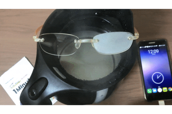 メガネが結露で曇る、はもう古い。1分間クロスで拭くだけ、シンプルケアで曇り知らず!