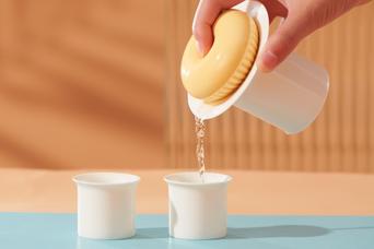 注ぎ口も取っ手もないのに注げる。デスク常備したくなるミニマル急須