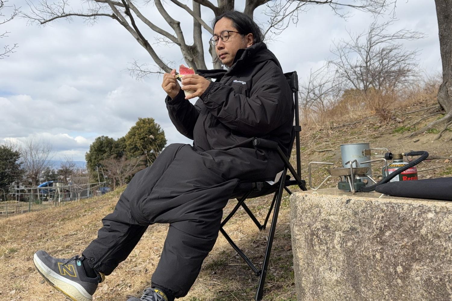 撤収が早い人ほど刺さる。冬アウトドア用の“着る寝袋”を検証してみた