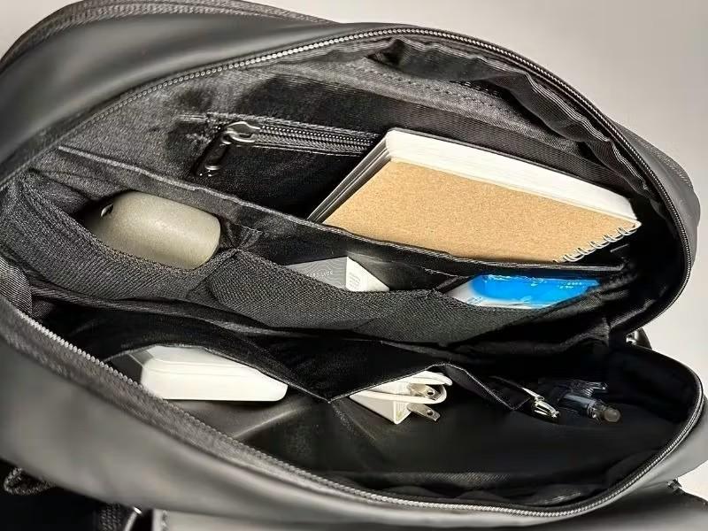 バッグを降ろさず片手で完結。移動中のスマホと飲み物の定位置が決まり