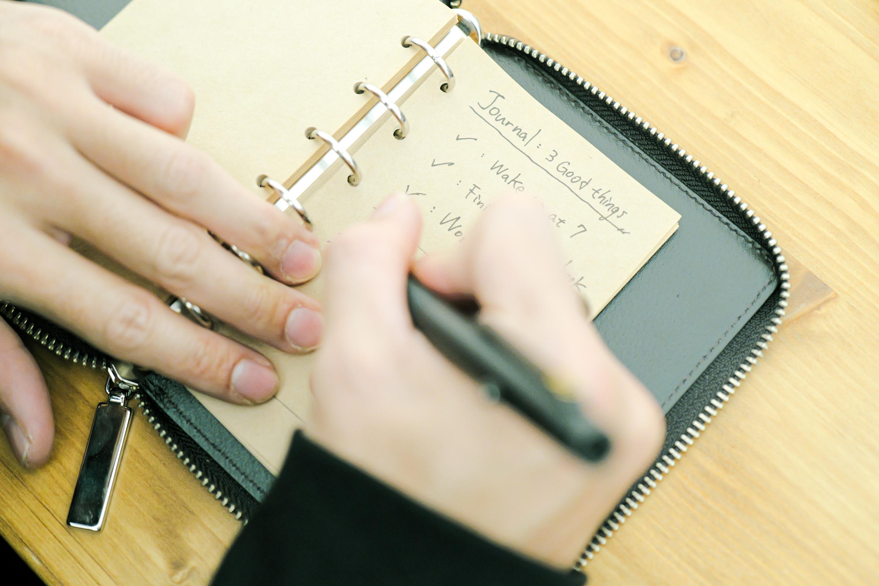 立ったままでも書きやすい。上質レザーのZIP手帳で記録するのがより