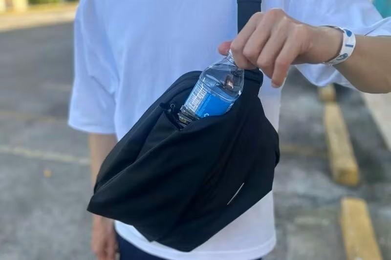 バッグを降ろさず片手で完結。移動中のスマホと飲み物の定位置が決まり