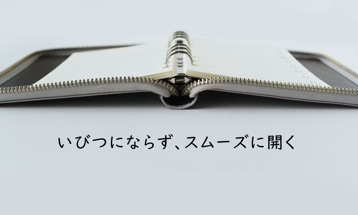 机がなくても、すぐメモできる。360度折り返せるレザー手帳が「書きに