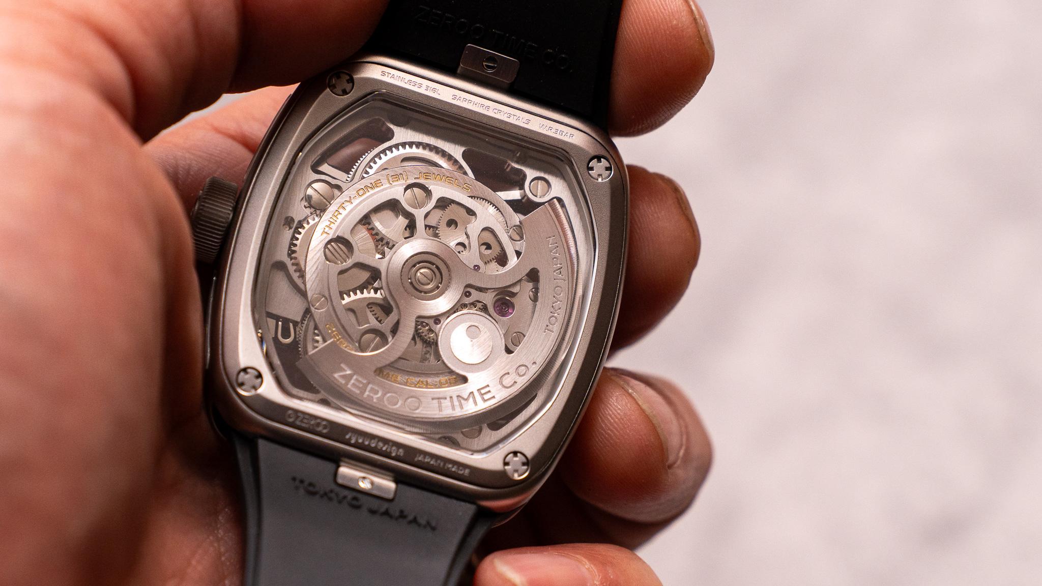 スマホより、つい見ちゃう。機構が主役の自動巻きトゥールビヨン