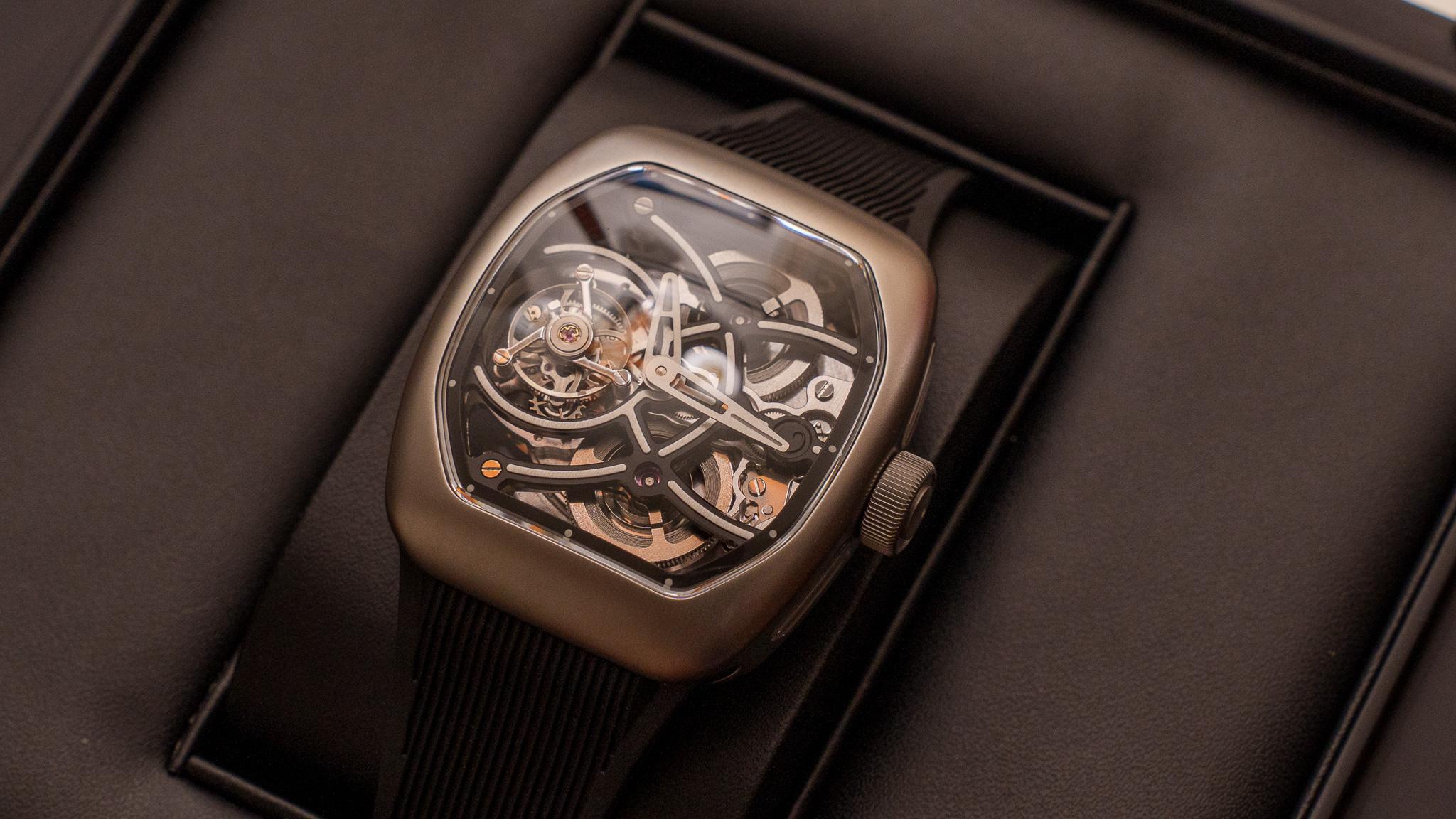 スマホより、つい見ちゃう。機構が主役の自動巻きトゥールビヨン