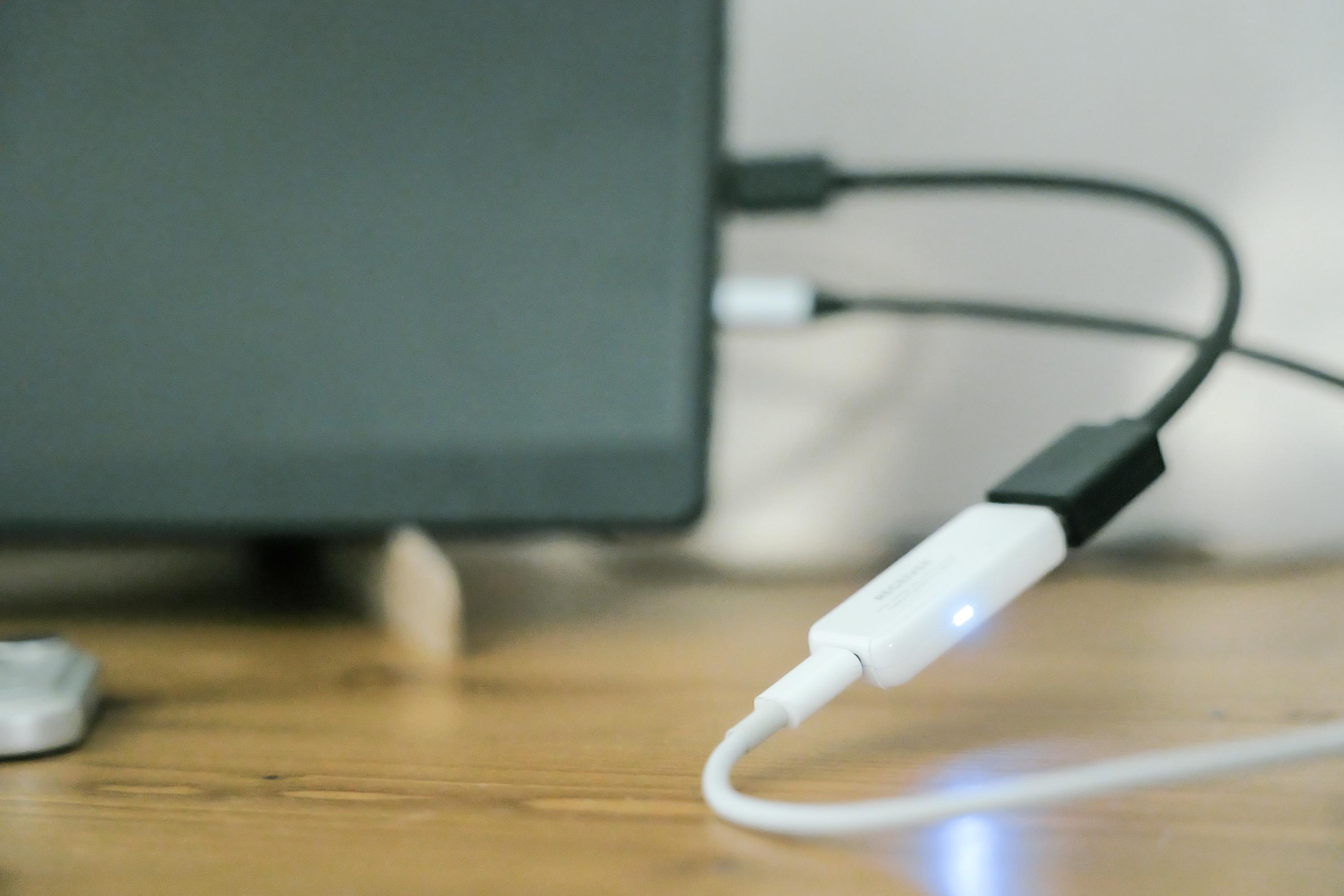 スマホやPCに挿すだけ。Wi-Fi不要の無線映像アダプターが動画鑑賞や