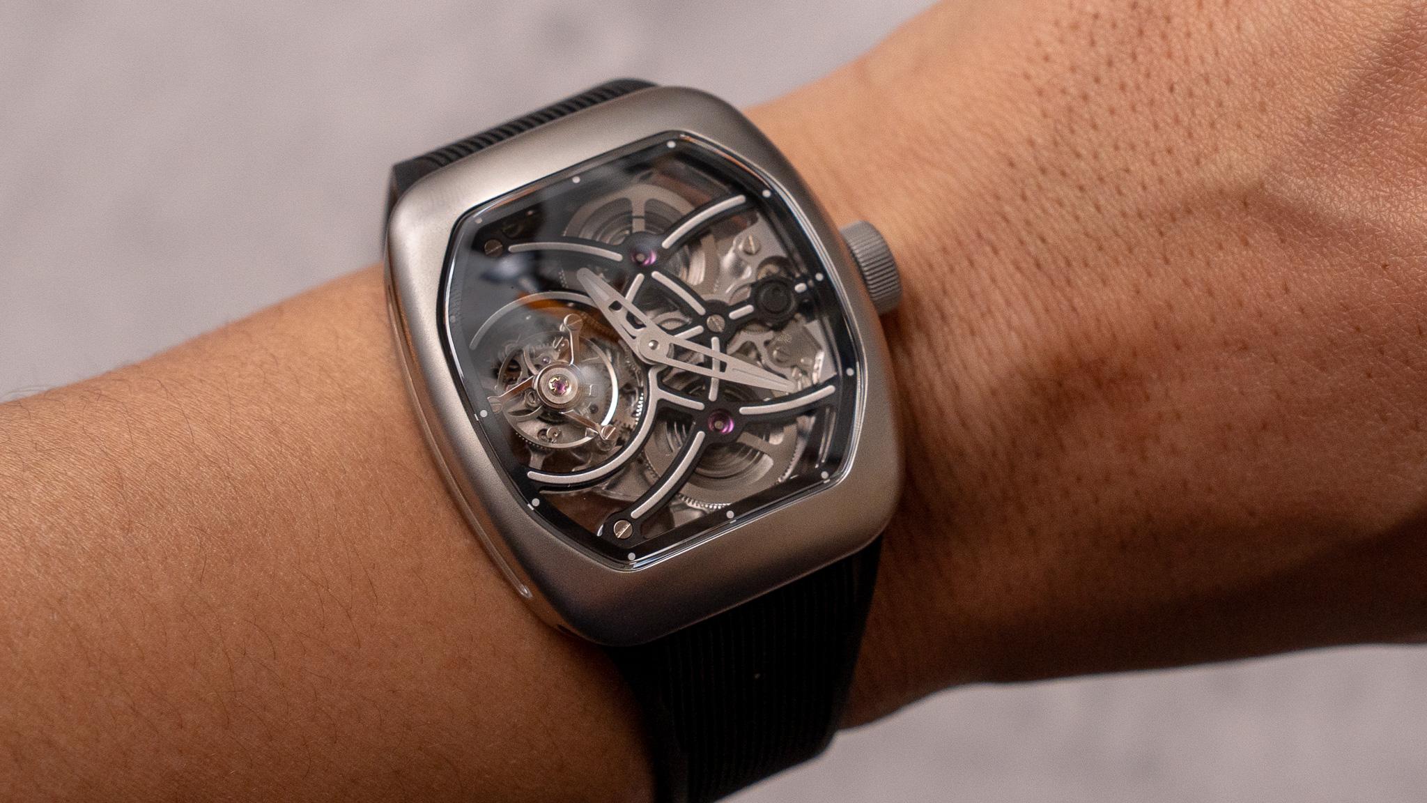 スマホより、つい見ちゃう。機構が主役の自動巻きトゥールビヨン