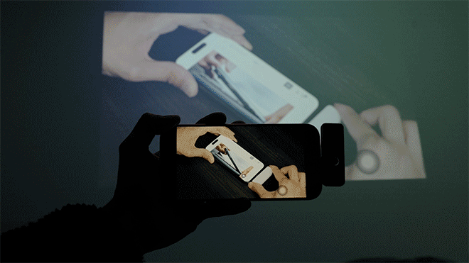 スマホ画面をプロジェクターに無線で投影している様子
