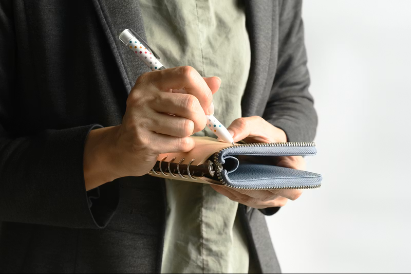机がなくても、すぐメモできる。360度折り返せるレザー手帳が「書きに