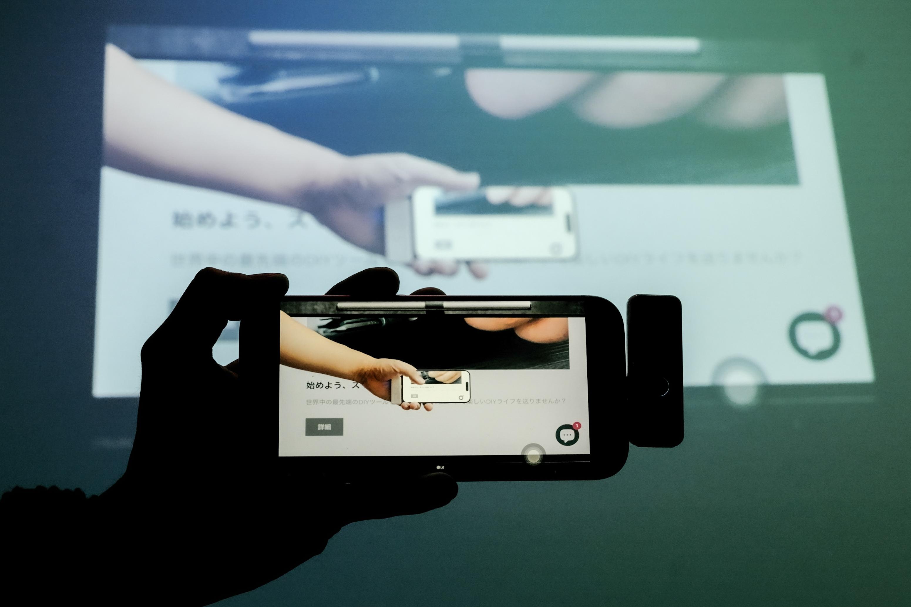 スマホやPCに挿すだけ。Wi-Fi不要の無線映像アダプターが動画鑑賞や