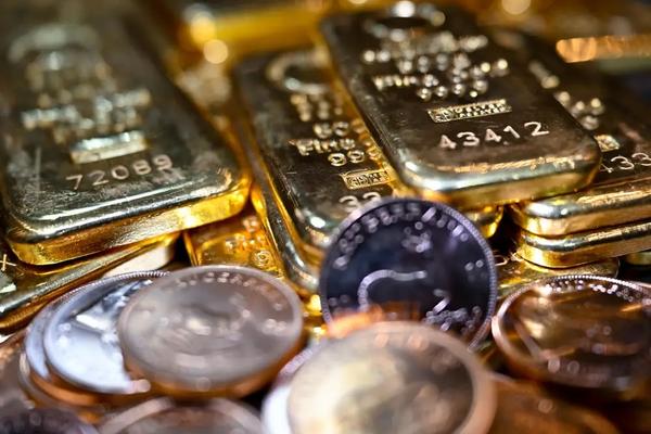 ゴールド(金)とシルバー(銀)は大きく下落した今、買うべきなのか...5人の専門家に聞いた