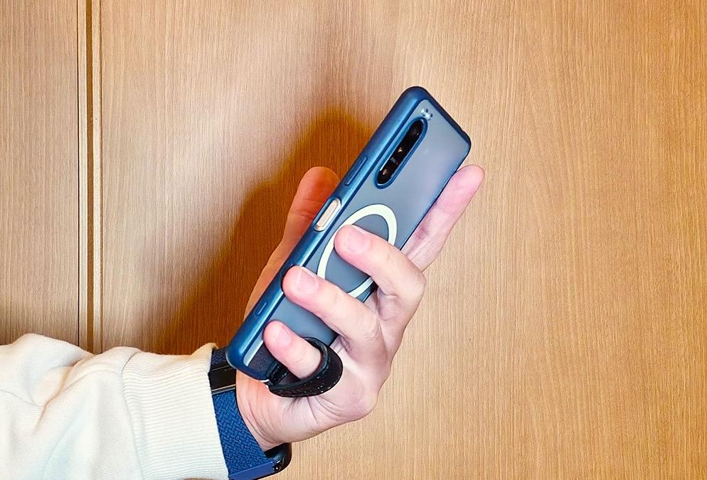 BIGLOBEスマホリング スマホを握らず支える「新発想スマホリング」。長年の首と指の痛みから