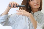 前髪ととのえ、スマホも満たす。「モバ充になるヘアアイロン」で荷物、最少化した