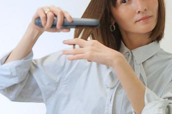 前髪ととのえ、スマホも満たす。「モバ充になるヘアアイロン」で荷物、最少化した