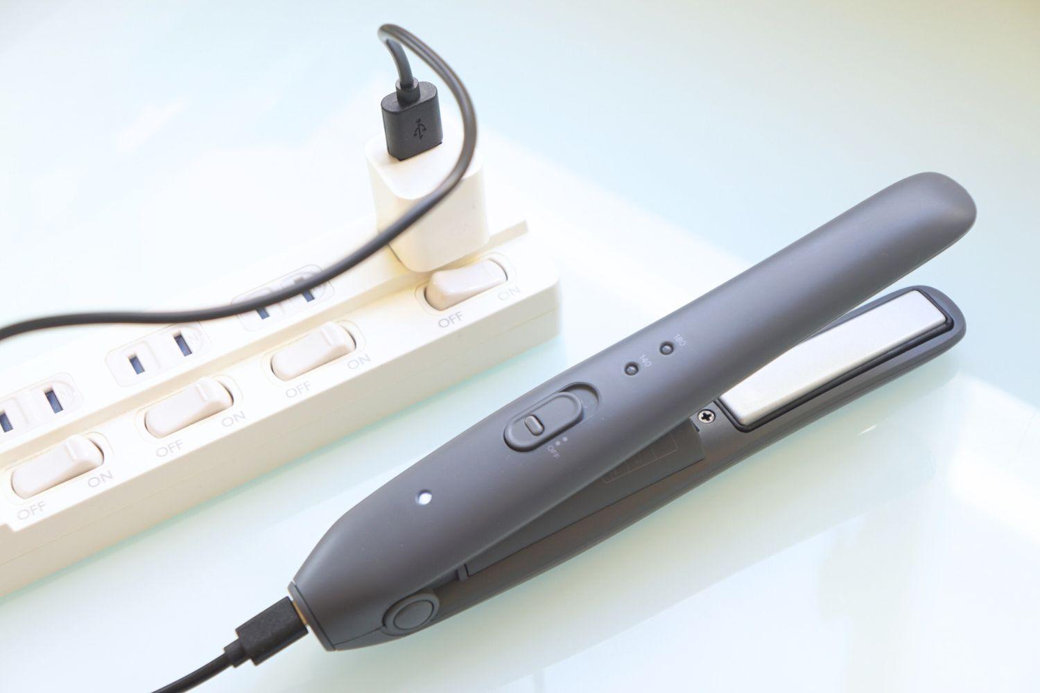 前髪ととのえ、スマホも満たす。「モバ充になるヘアアイロン」で荷物