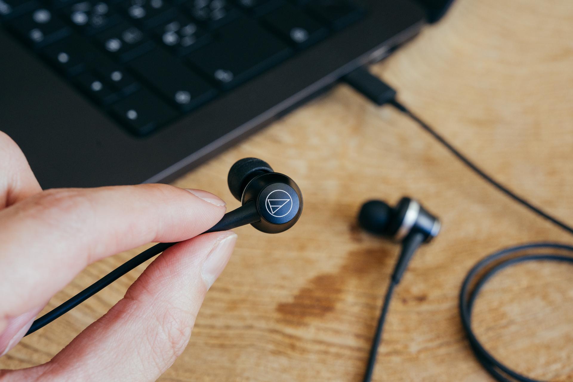 仕事の質も信頼も上げる。有線ノイキャンイヤホンという新たな最適解